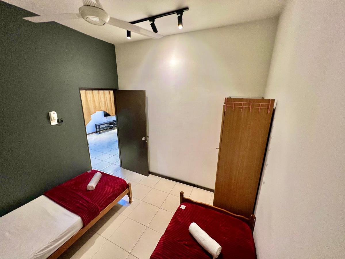 Medina Homestay Chukai Kemaman Esterno foto